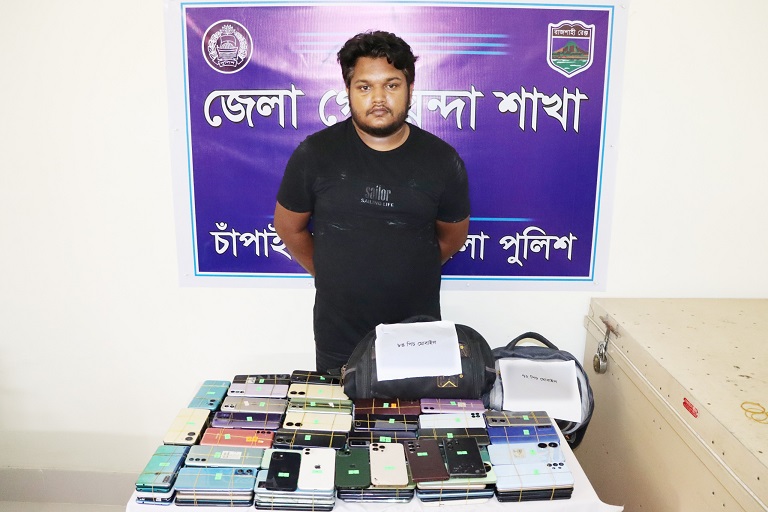 চাঁপাইনবাবগঞ্জে গোয়েন্দা পুলিশের হাতে চোরাচালানকৃত ১৫৬টি স্মার্ট মোবাইল ফোনসহ গ্র্রেপ্তার ২